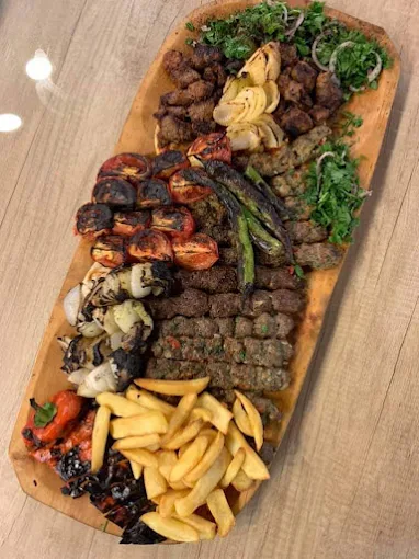 Interiorul restaurantului Cetatea Din Alep